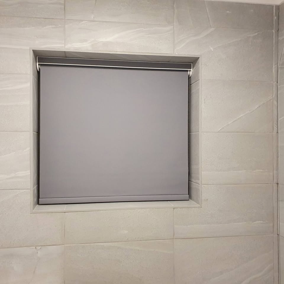 Cassette roller blind fitted in a tiled recess